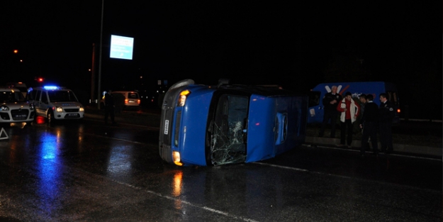 Askeri minübüs kaza yaptı
