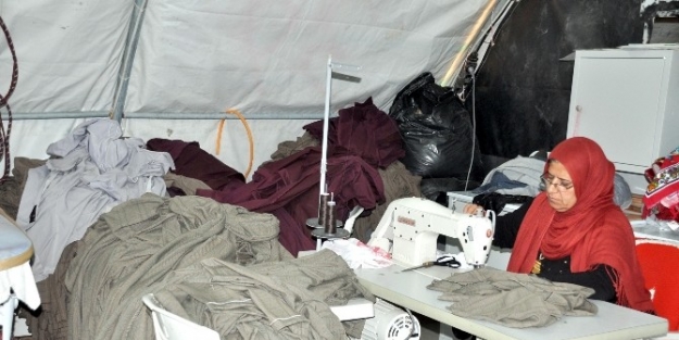 Çadir Kent Öğrencilerine Okul Kiyafeti Dikiliyor