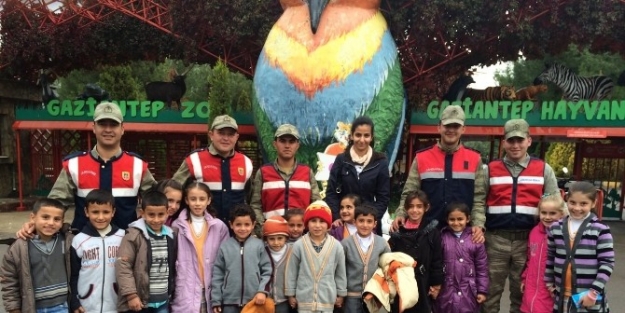 Jandarma Çocuklari Hayvanat Bahçesini Gezdirdi