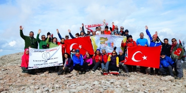 Cumhuriyetin 91’inci Yıldönümünü 2 Bin 584 Metrede Kutladılar