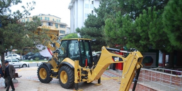 Çerkezköy Belediyesi, Satın Aldığı Kepçeyi Sergiledi