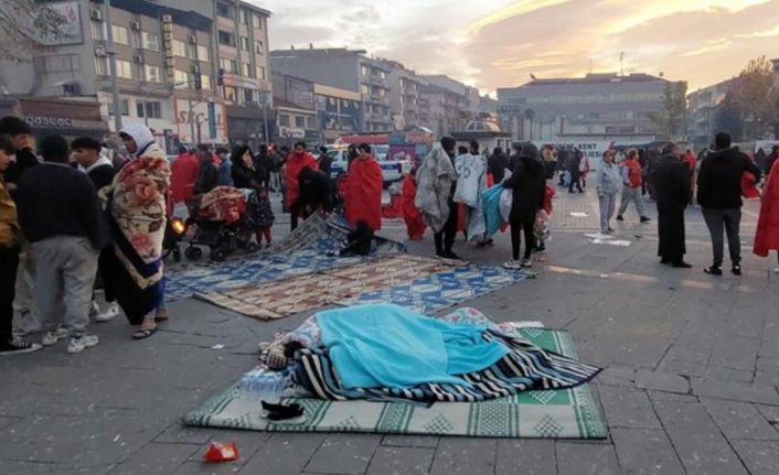 Deprem sonrası fırsatçılar harekete geçti! Vatandaşlar kendini sokağa atınca bir çok eve hırsız girdi