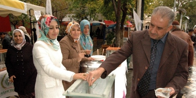 Kuran Kursu’na Yardım İçin Aşure Satıyorlar