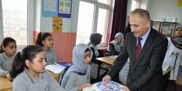 Yozgat Tdp, Öğrencilere Eğitim Destek Malzemesi Yardımında Bulundu