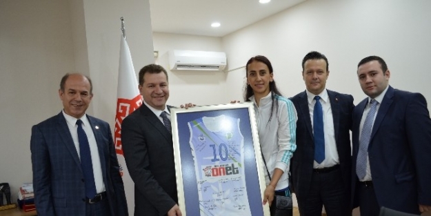 Başkan Yılmaz Voleybolcuları Ağırladı