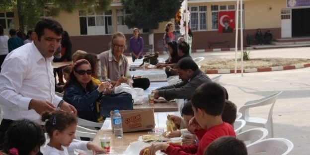 Akköy’de Okul İçin Gözleme Günü Yapıldı