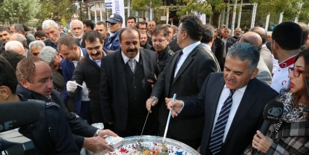 Melikgazi Belediyesinden Keykubat Camii Önünde Aşure İkrami