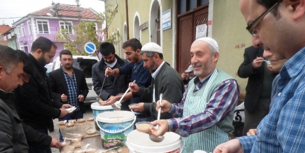 Dernek 750 Kişiye Aşure Dağıttı