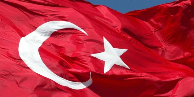 Türk Bayrağı'na çirkin saldırı