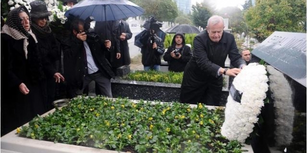 Erdal İnönü kabri başında anıldı