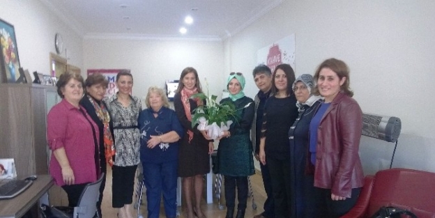 İzmtli Kadınlar Karşılıklı Görüş Alış Verişinde Bulundular