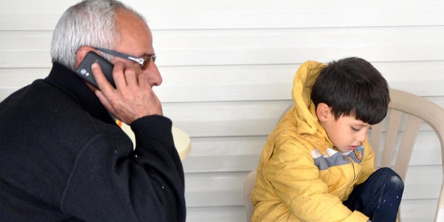 Dedesinin kollarına sarılarak kurtuldu