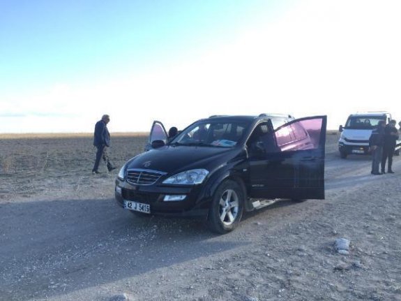 Bir çift otomobilde ölü bulundu; koca hakkında bir yıl önce uzaklaştırma kararı verilmiş