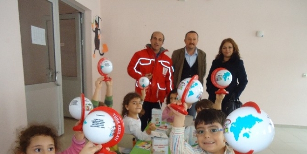 Türk Kızılayı’ndan Minik Öğrencilere Hediye Sürprizi