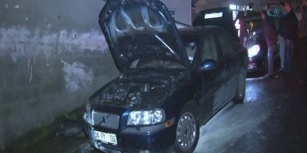 Benzin döküp araçları yaktılar