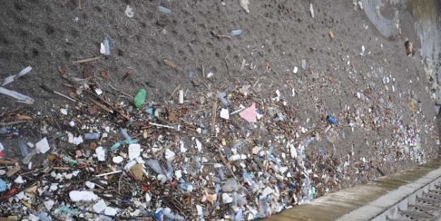 Karadeniz ‘de Dev Dalgalar ,dere Ağzını Kumla Kapladı