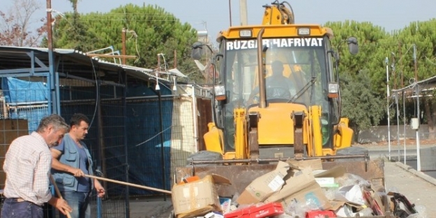 Temiz Bir Dikili İçin Çalişiyorlar