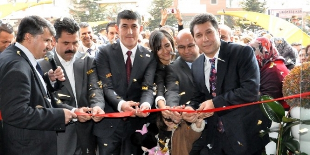 Uşak’ta Mağaza Açılışında İzdiham Yaşandı