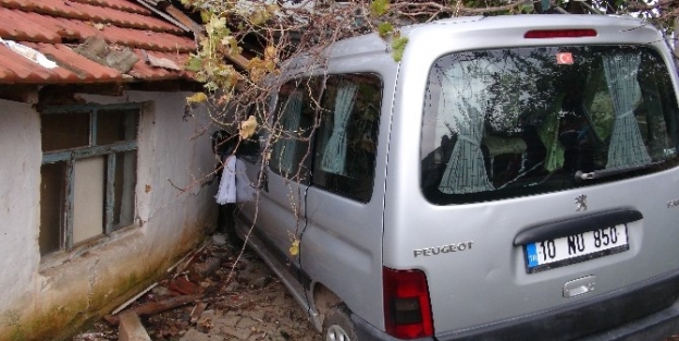 Düğün Konvoyundaki Araç Freni Boşalınca Boş Eve Girdi