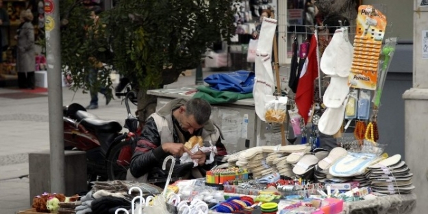 Sokak Çalişanlarinin Soğukla Mücadelesi