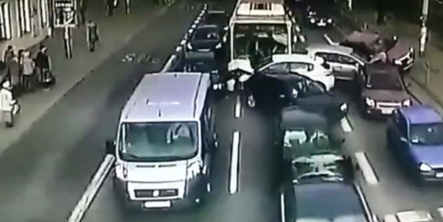 Otobüs arabaları biçti geçti