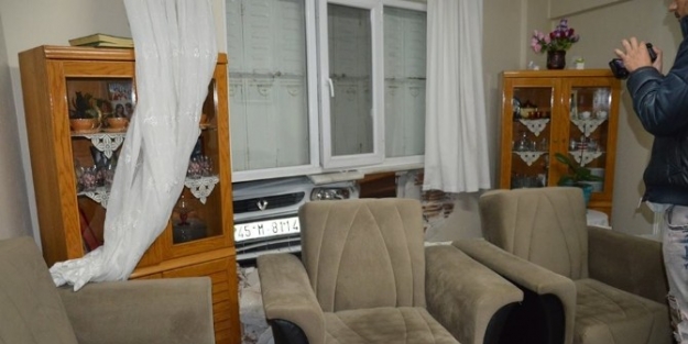 Otomobil Evin Duvarına Çarparak Durabildi