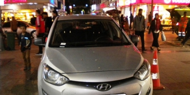 Engelli Yolu’na Park Eden Araçlar Çekiliyor