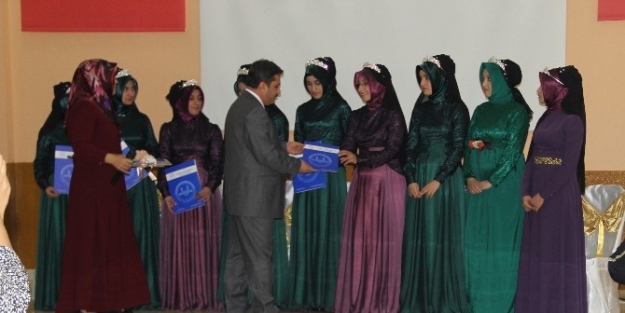Karaisalı’da Bayan Hafızlar Taç Giydi