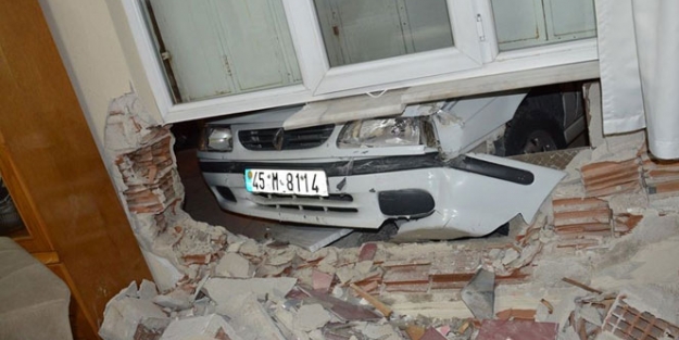 Otomobil eve daldı!