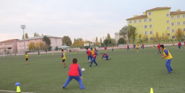 Bayan Futbolcular Şampiyonluk İçin Ter Döküyor