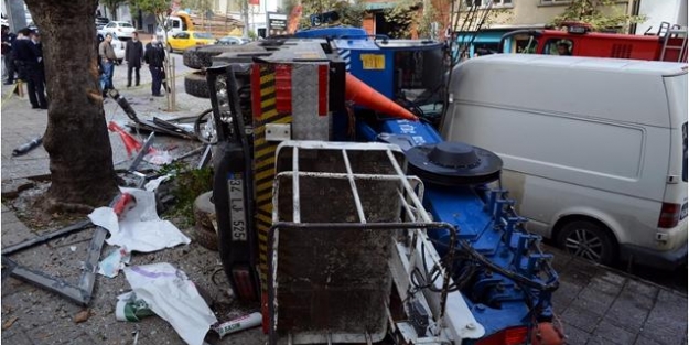 Kayan vinç aracın üstüne devrildi