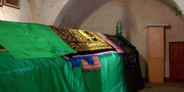 Türbe'de ceset şoku!