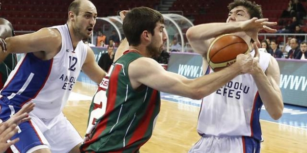 Anadolu Efes maçında ortalık karıştı!