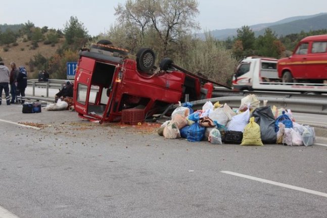 D100'de bariyerlere çarpan minibüs takla attı: 2 yaralı!