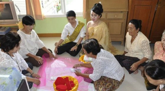 Eşcinsel evlilik bir ülkeyi karıştırdı