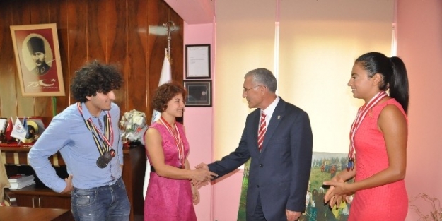 Hadi, Başarılı Yüzücüleri Makamında Kabul Etti...