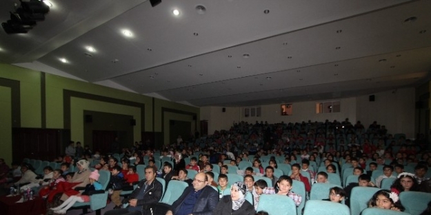 Aziziyeli Çocuklar Tiyatroya Doydu