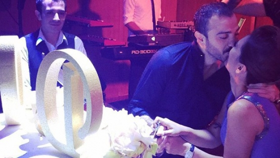 Demet Akalın'dan romantik kutlama