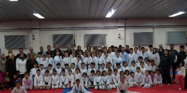 Hendek Belediyesi Karate Takımı Sporcuları Terfi Etti