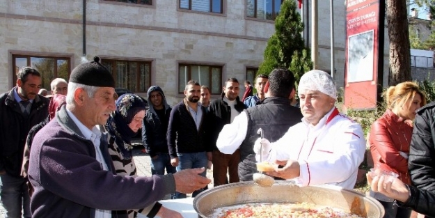 Ak Parti Gençlik Kolları Tarafından Aşure Dağıtıldı