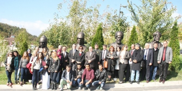 Üniversiteden Tarihi Kişiliklere Saygı