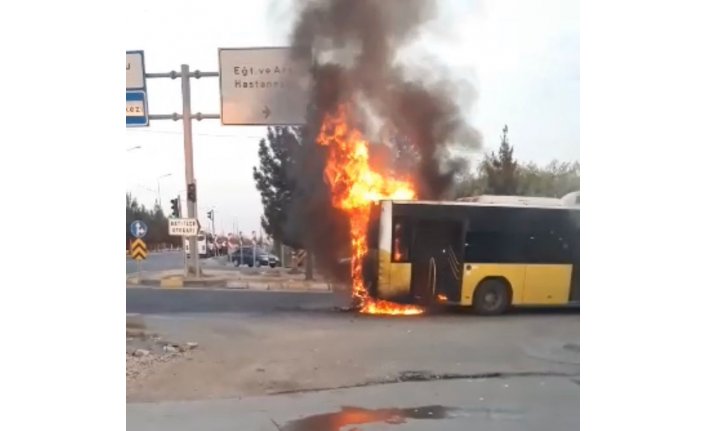 Diyarbakır'da yanan belediye otobüsü korku dolu anlar yaşattı!