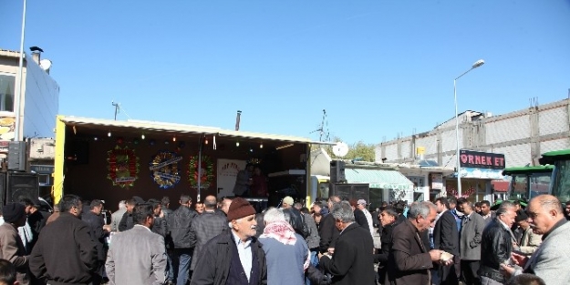 Traktör Bayisi Aşure Dağıttı