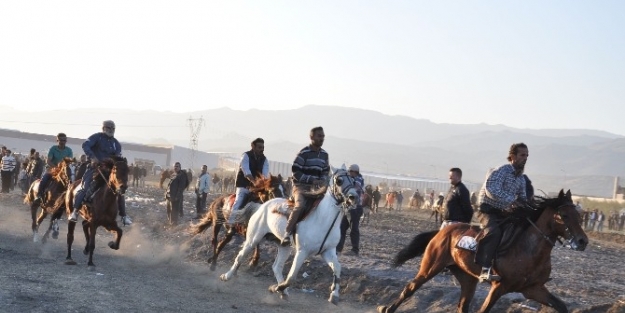 Nazilli’de 3. Rahvan At Yarışları Yapıldı