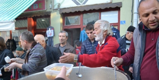 Çarşi Esnafının Geleneksel Aşure Dağıtımın Bu Yıl Da Gerçekleşti