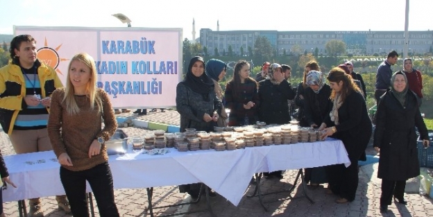 Ak Parti Kadın Kolları Tarafından Aşure Dağıtıldı