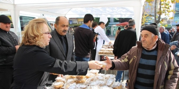 Bolu Belediyesi 10 Bin Kişilik Aşure Dağıttı