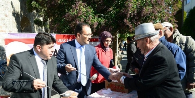 Uşak’ta Muharrem Ayı Nedeni İle Aşure Dağıtıldı