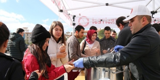 Üniversite Öğrencilerine Aşure Dağıtıldı