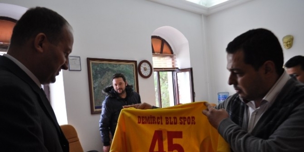 Demirci Belediyespor’dan Kaymakam Kantay’a Forma Hediyesi
